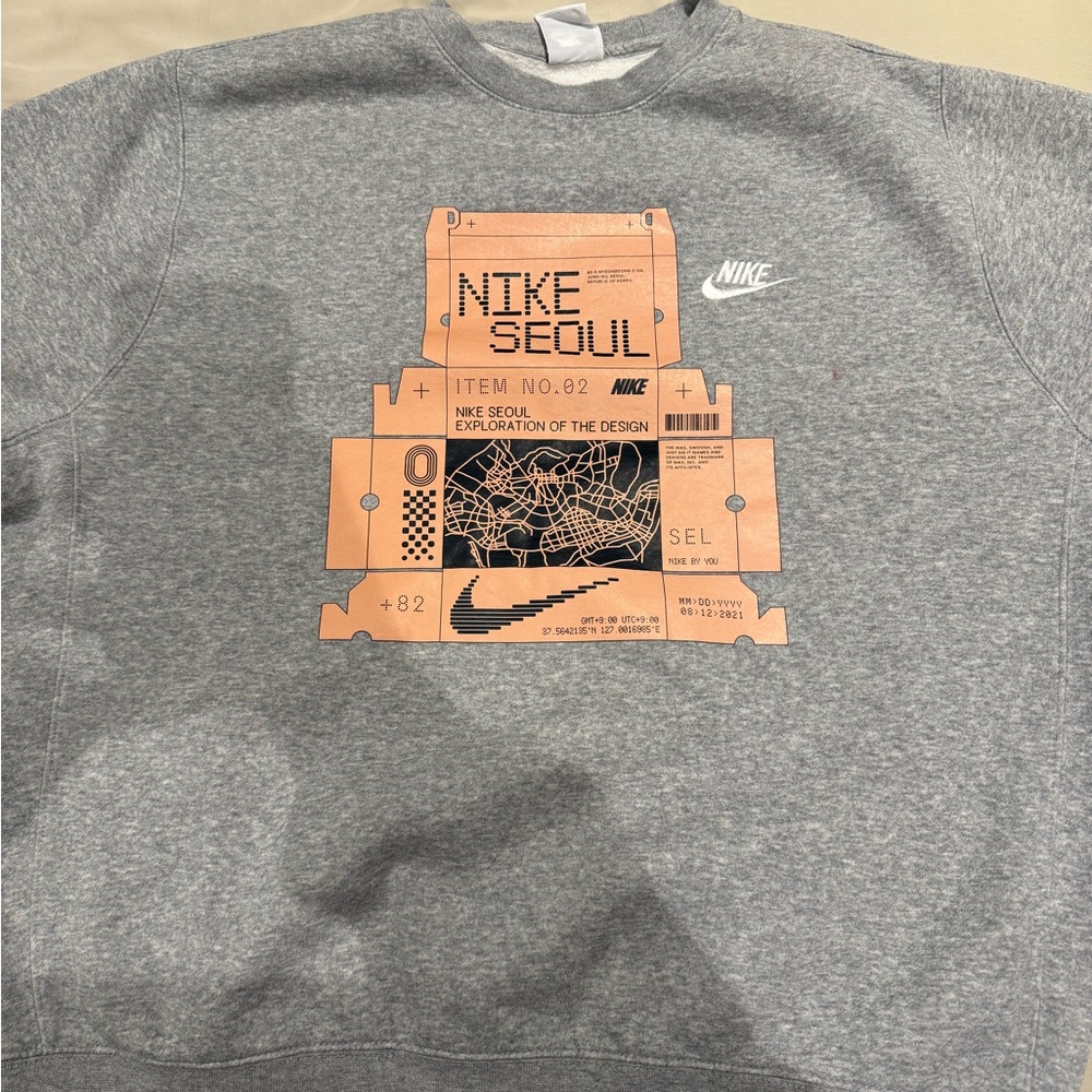 Nike Gray Crewneck Sweater with Nike Séoul graphic.
